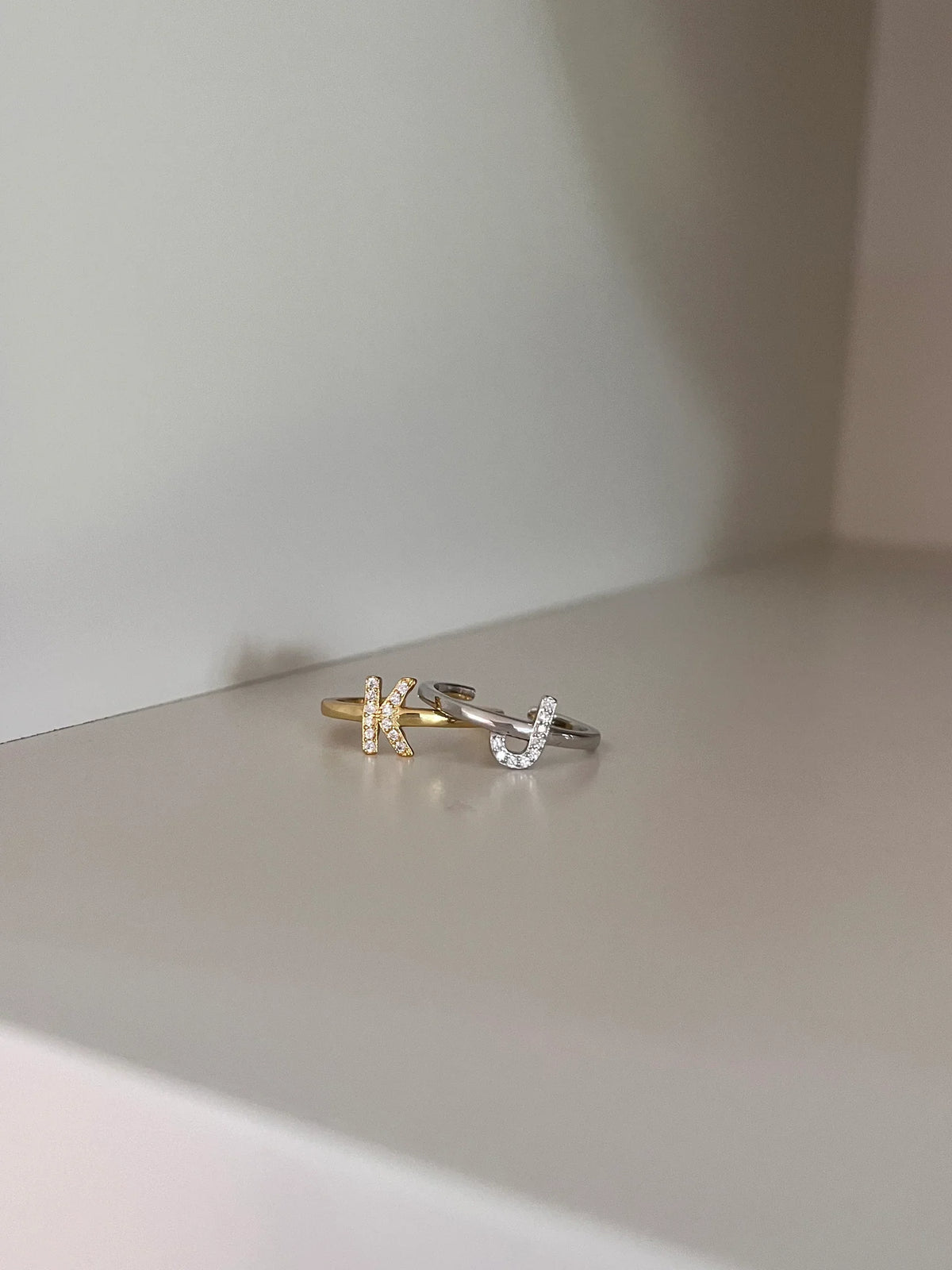 SMUK BOGSTAV RING FORGYLDT SØLV