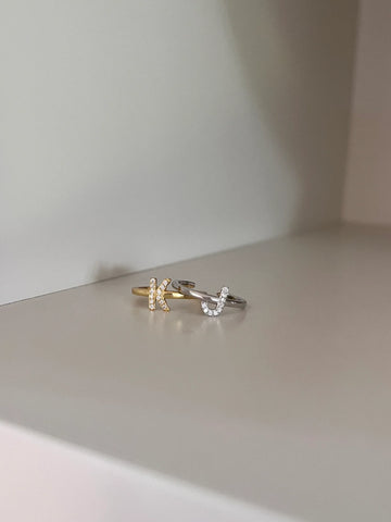 SMUK BOGSTAV RING FORGYLDT SØLV